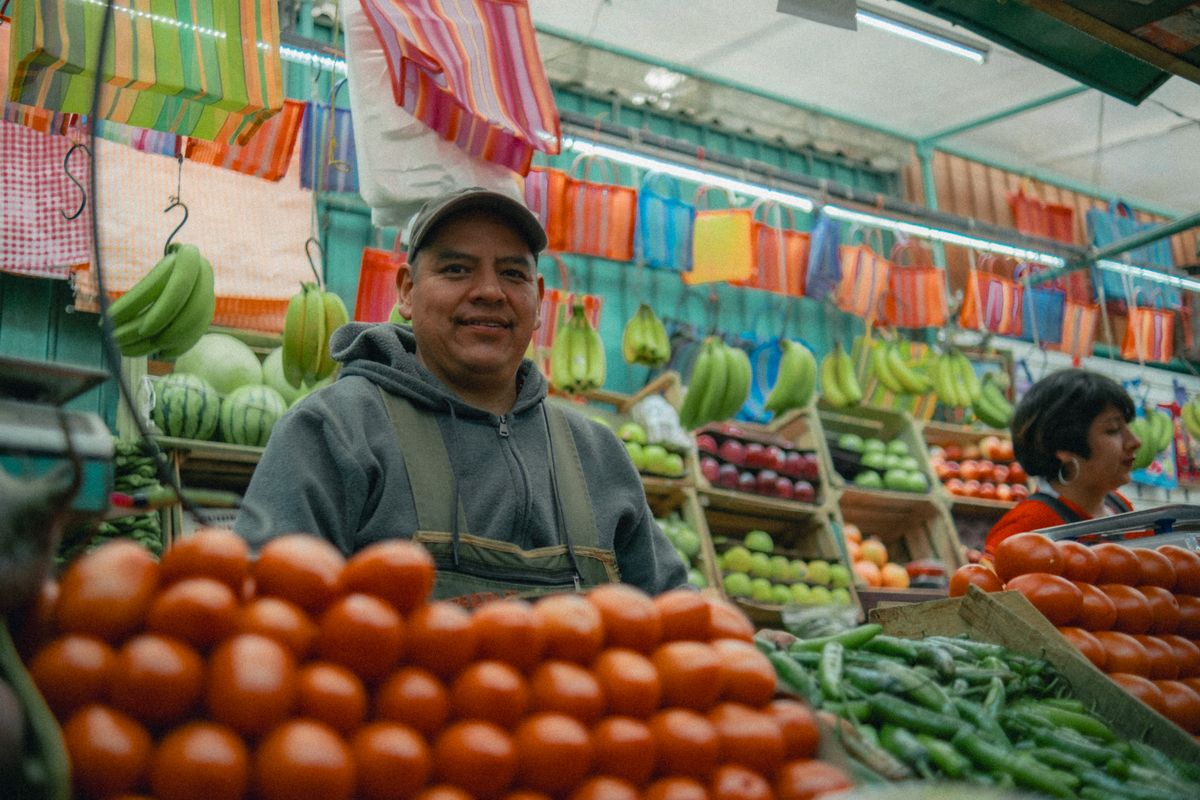 Jitomate y plátano en un puesto de mercado en México